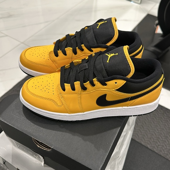 Air Jordan 1 low GS size 7y equivalent to women’s 8.5 - Picture 2 of 4